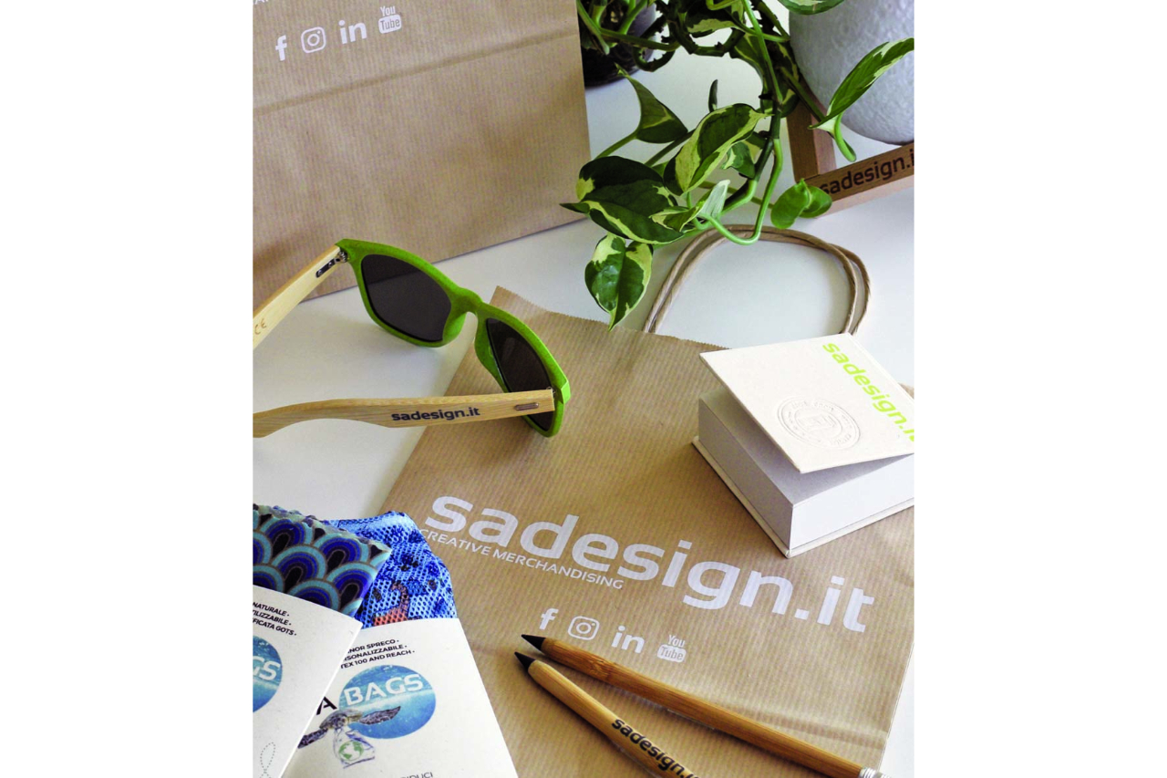 <p>Sadesign offre una vasta scelta di merchandising “eco” creativo e originale non solo dal punto di vista dei materiali impiegati </p>
<p>ma anche dell’utilizzo di energia 100% rinnovabile, del packaging e del metodo di spedizione</p>
